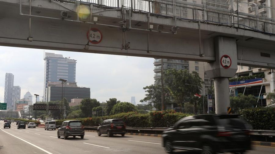 Kendaraan melintas di ruas jalan tol Dalam Kota di Jakarta, Jumat (4/3/2022). (CNBC Indonesia/Andrean Kristianto)