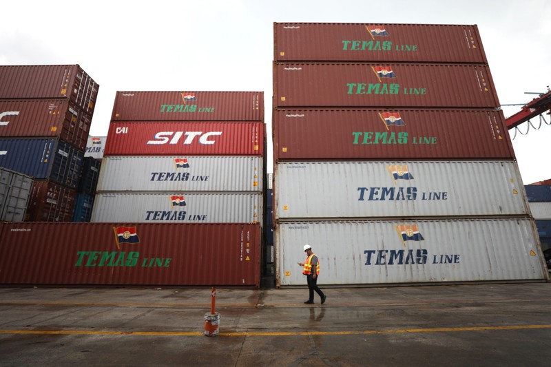 Pekerja melakukan aktivitas bongkar muat kontainer di pelabuhan Tanjung Priok, Jakarta, Jumat (4/3/2022). (CNBC Indonesia/Tri Susilo) Pekerja melakukan aktivitas bongkar muat kontainer di pelabuhan Tanjung Priok, Jakarta, Jumat (4/3/2022). (CNBC Indonesia/Tri Susilo)