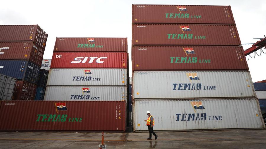 Pekerja melakukan aktivitas bongkar muat kontainer di pelabuhan Tanjung Priok, Jakarta, Jumat (4/3/2022). (²©²ÊÍøÕ¾/Tri Susilo)