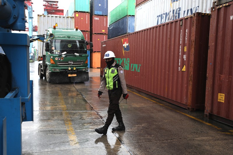 Pekerja melakukan aktivitas bongkar muat kontainer di pelabuhan Tanjung Priok, Jakarta, Jumat (4/3/2022). (CNBC Indonesia/Tri Susilo) Pekerja melakukan aktivitas bongkar muat kontainer di pelabuhan Tanjung Priok, Jakarta, Jumat (4/3/2022). (CNBC Indonesia/Tri Susilo)