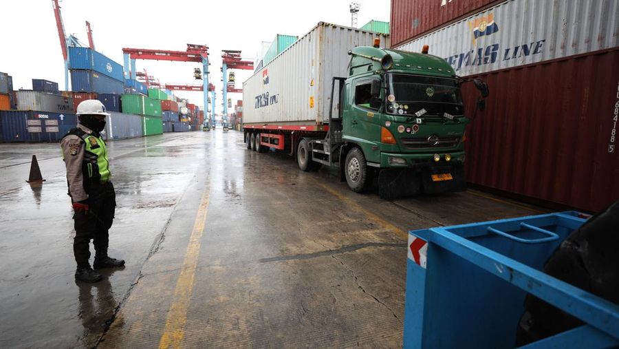 Pekerja melakukan aktivitas bongkar muat kontainer di pelabuhan Tanjung Priok, Jakarta, Jumat (4/3/2022). (CNBC Indonesia/Tri Susilo)