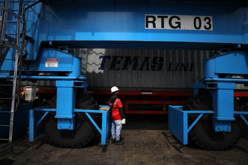 Pekerja melakukan aktivitas bongkar muat kontainer di pelabuhan Tanjung Priok, Jakarta, Jumat (4/3/2022). (CNBC Indonesia/Tri Susilo) Pekerja melakukan aktivitas bongkar muat kontainer di pelabuhan Tanjung Priok, Jakarta, Jumat (4/3/2022). (CNBC Indonesia/Tri Susilo)