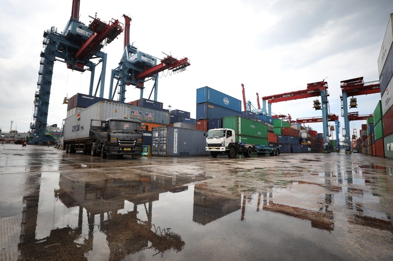 Pekerja melakukan aktivitas bongkar muat kontainer di pelabuhan Tanjung Priok, Jakarta, Jumat (4/3/2022). (CNBC Indonesia/Tri Susilo) Pekerja melakukan aktivitas bongkar muat kontainer di pelabuhan Tanjung Priok, Jakarta, Jumat (4/3/2022). (CNBC Indonesia/Tri Susilo)