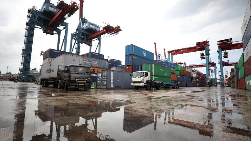 Pekerja melakukan aktivitas bongkar muat kontainer di pelabuhan Tanjung Priok, Jakarta, Jumat (4/3/2022). (CNBC Indonesia/Tri Susilo)