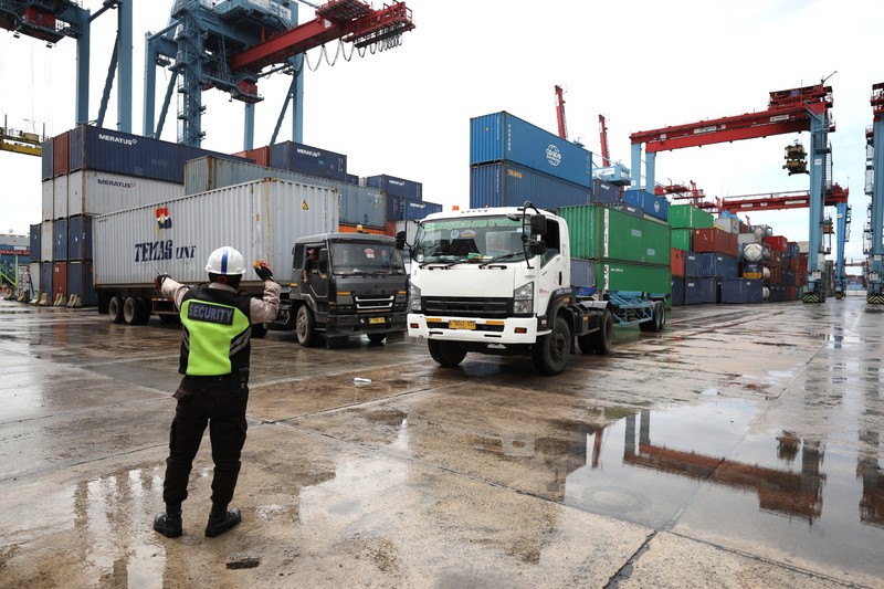 Pekerja melakukan aktivitas bongkar muat kontainer di pelabuhan Tanjung Priok, Jakarta, Jumat (4/3/2022). (CNBC Indonesia/Tri Susilo) Pekerja melakukan aktivitas bongkar muat kontainer di pelabuhan Tanjung Priok, Jakarta, Jumat (4/3/2022). (CNBC Indonesia/Tri Susilo)