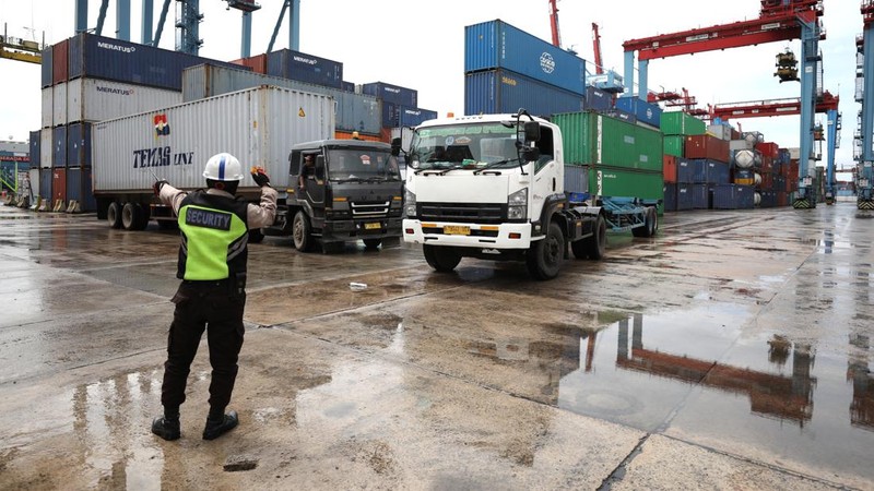 Pekerja melakukan aktivitas bongkar muat kontainer di pelabuhan Tanjung Priok, Jakarta, Jumat (4/3/2022). (CNBC Indonesia/Tri Susilo)
