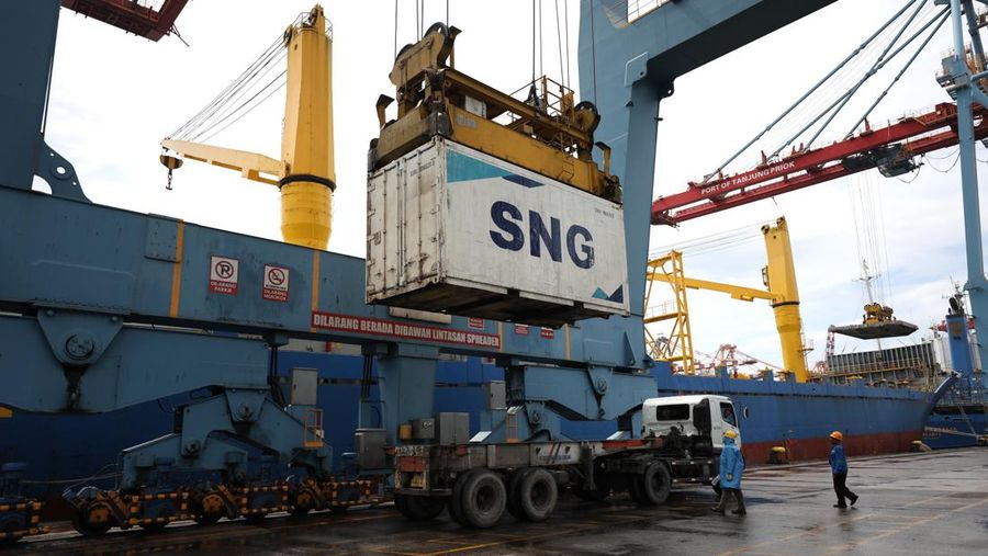 Pekerja melakukan aktivitas bongkar muat kontainer di pelabuhan Tanjung Priok, Jakarta, Jumat (4/3/2022). (CNBC Indonesia/Tri Susilo)