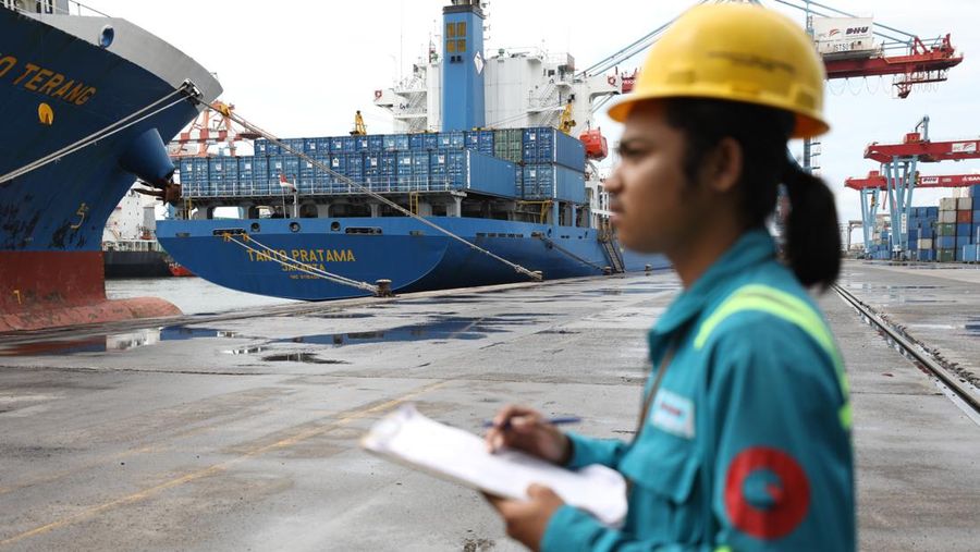 Pekerja melakukan aktivitas bongkar muat kontainer di pelabuhan Tanjung Priok, Jakarta, Jumat (4/3/2022). (CNBC Indonesia/Tri Susilo)