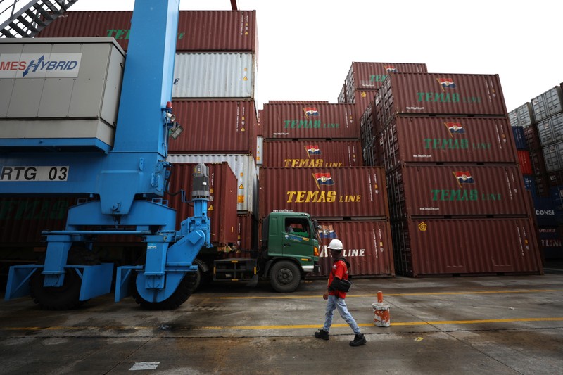 Pekerja melakukan aktivitas bongkar muat kontainer di pelabuhan Tanjung Priok, Jakarta, Jumat (4/3/2022). (CNBC Indonesia/Tri Susilo) Pekerja melakukan aktivitas bongkar muat kontainer di pelabuhan Tanjung Priok, Jakarta, Jumat (4/3/2022). (CNBC Indonesia/Tri Susilo)