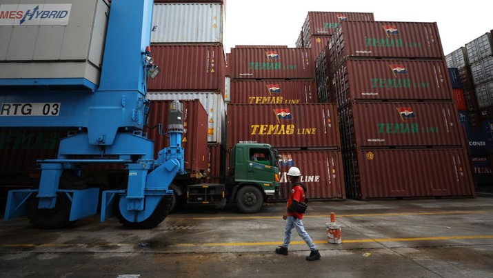 Pekerja melakukan aktivitas bongkar muat kontainer di pelabuhan Tanjung Priok, Jakarta, Jumat (4/3/2022). (CNBC Indonesia/Tri Susilo)