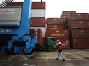 Foto: Pekerja melakukan aktivitas bongkar muat kontainer di pelabuhan Tanjung Priok, Jakarta, beberapa waktu lalu. (CNBC Indonesia/Tri Susilo)