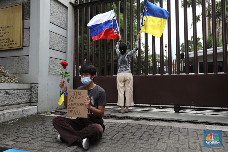 Potret Demo Tolak Perang di Kedubes Rusia (CNBC Indonesia/Tri Susilo) Potret Demo Tolak Perang di Kedubes Rusia (CNBC Indonesia/Tri Susilo)