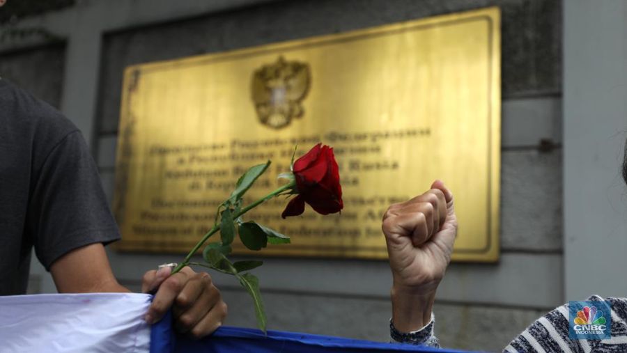 Potret Demo Tolak Perang di Kedubes Rusia (CNBC Indonesia/Tri Susilo)
