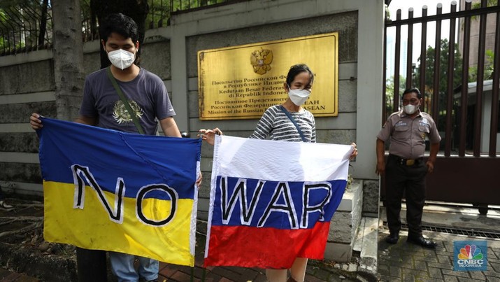 Potret Demo Tolak Perang di Kedubes Rusia (CNBC Indonesia/Tri Susilo)