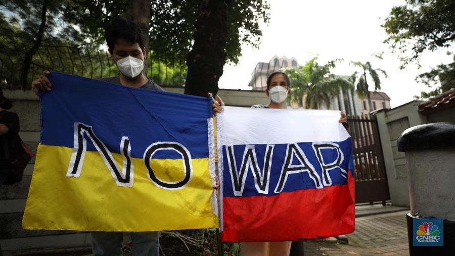 Potret Demo Tolak Perang di Kedubes Rusia (CNBC Indonesia/Tri Susilo)