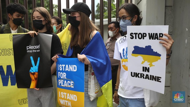 Potret Demo Tolak Perang di Kedubes Rusia (CNBC Indonesia/Tri Susilo)