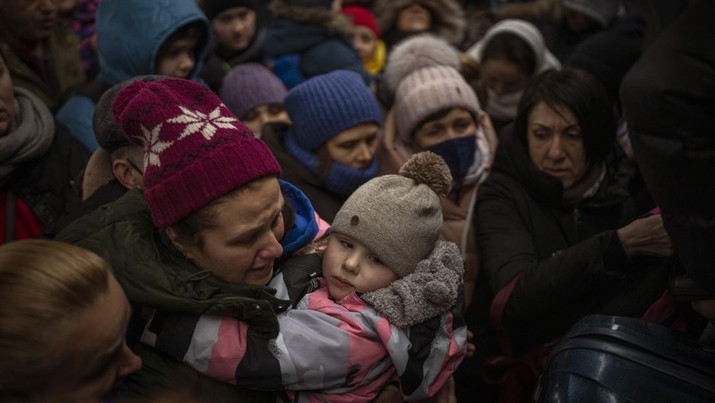 Women and children try to get onto a train bound for Lviv, at the Kyiv station in Ukraine, Thursday, March 3. 2022. (AP Photo/Emilio Morenatti)