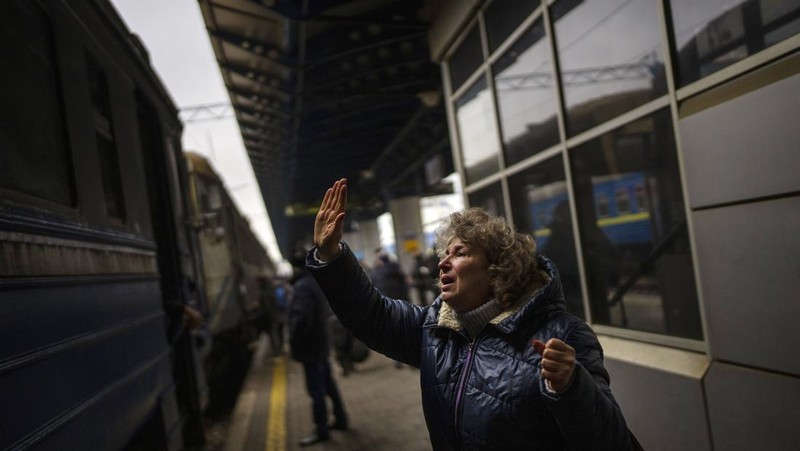 A couple says goodbye before she boards on a train bound for Lviv at the Kyiv station, Ukraine, Thursday, March 3. 2022. (AP Photo/Emilio Morenatti)