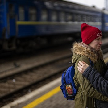 Perpisahan Penuh Air Mata di Stasiun Kyiv Ukraina