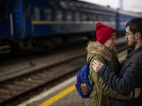 Perpisahan Penuh Air Mata di Stasiun Kyiv Ukraina