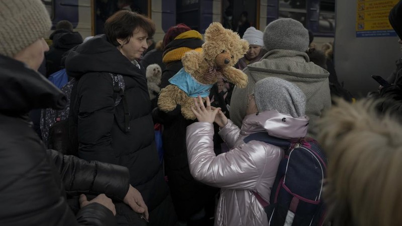 A couple says goodbye before she boards on a train bound for Lviv at the Kyiv station, Ukraine, Thursday, March 3. 2022. (AP Photo/Emilio Morenatti)