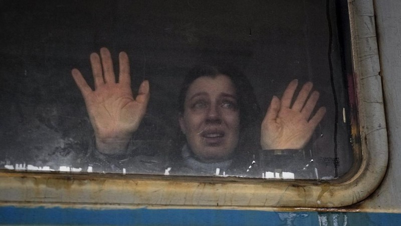 A couple says goodbye before she boards on a train bound for Lviv at the Kyiv station, Ukraine, Thursday, March 3. 2022. (AP Photo/Emilio Morenatti)