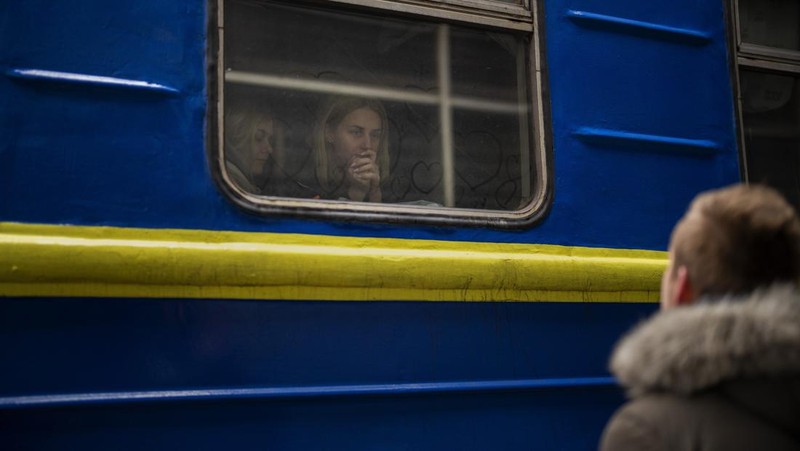 A couple says goodbye before she boards on a train bound for Lviv at the Kyiv station, Ukraine, Thursday, March 3. 2022. (AP Photo/Emilio Morenatti)