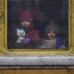 Bagaimana Cara Jelaskan Perang di Ukraina pada Anak?