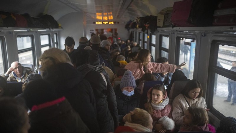 A couple says goodbye before she boards on a train bound for Lviv at the Kyiv station, Ukraine, Thursday, March 3. 2022. (AP Photo/Emilio Morenatti)