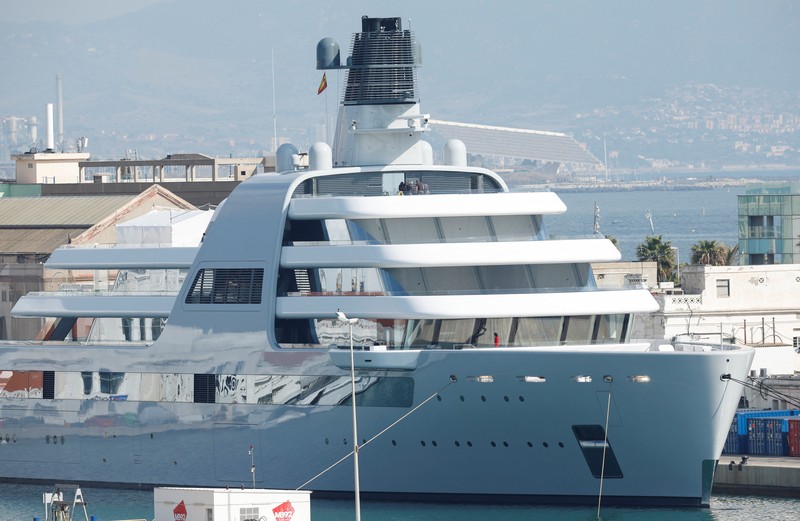 UKRAINE-CRISIS/USMANOV The 115 metre superyacht Luna lies in the Blohm & Voss dock in the harbour in Hamburg, Germany, March 3, 2022. REUTERS/Fabian Bimmer