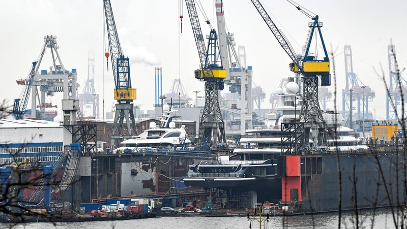 The 115 metre superyacht Luna lies in the Blohm & Voss dock in the harbour in Hamburg, Germany, March 3, 2022. REUTERS/Fabian Bimmer