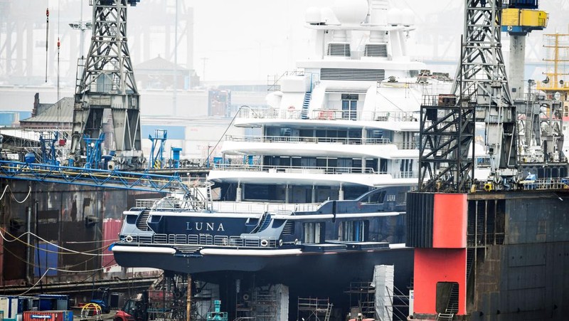 The 115 metre superyacht Luna lies in the Blohm & Voss dock in the harbour in Hamburg, Germany, March 3, 2022. REUTERS/Fabian Bimmer