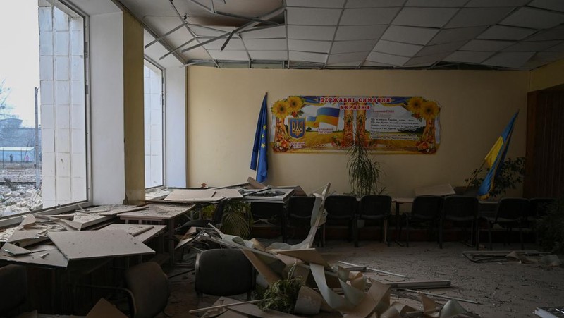 An interior view shows a school building destroyed by shelling, as Russia's invasion of Ukraine continues, in Zhytomyr, Ukraine March 4, 2022. REUTERS/Viacheslav Ratynskyi