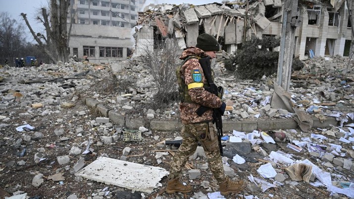 A Ukrainian service member walks near a school building destroyed by shelling, as Russia's invasion of Ukraine continues, in Zhytomyr, Ukraine March 4, 2022. REUTERS/Viacheslav Ratynskyi