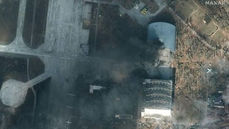 UKRAINE-CRISIS/SATELLITE 2 A satellite image collected over Antonov Airfield shows the destroyed former hangar of the Antonov An-225 Mriya sitting north of military vehicles clustered around main hangars and a static aircraft to south, as well as nearby warehouses now engulfed in flames as conflict continues in the area, Ukraine February 28, 2022. BLACKSKY/Handout via REUTERS THIS IMAGE HAS BEEN SUPPLIED BY A THIRD PARTY. MANDATORY CREDIT. NO RESALES. NO ARCHIVES. DO NOT OBSCURE LOGO