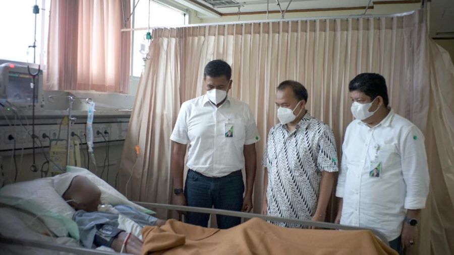 Direktur Utama BPJAMSOSTEK menjenguk pengemudi ojek online korban tabrak lari.