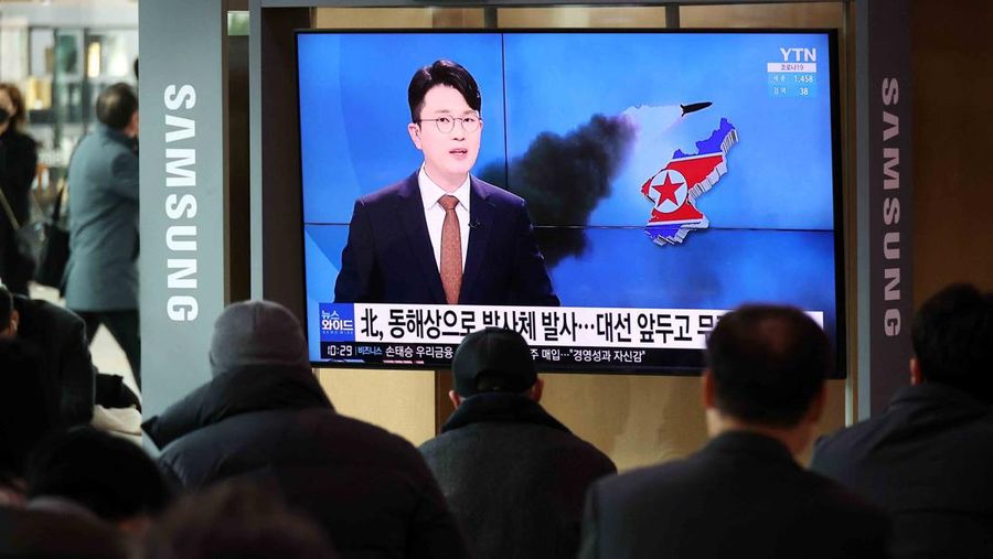 Warga menonton TV  laporan berita tentang penembakan rudal balistik Korea Utara di lepas pantai timurnya, di Seoul, Korea Selatan, 5 Maret 2022. REUTERS/Kim Hong-Ji