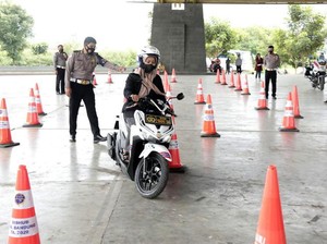 Kenapa Pengendara Motor Wanita Kerap Kesulitan saat Putar Balik?