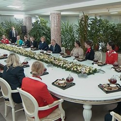 Bahas Perang, Putin Meeting dengan Wanita-wanita Cantik Rusia