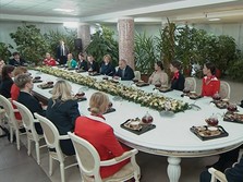 Bahas Perang, Putin Meeting dengan Wanita-wanita Cantik Rusia