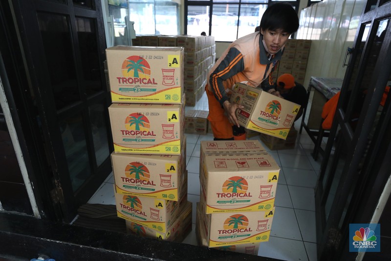 Antrean pembelian Minyak Goreng Warga antre untuk mendapatkan minyak goreng kemasan di GOR BRI, Radio Dalam, Jakarta, Senin (7/2/2022). Polsek Kebayoran Baru menggelar oprasi pasar minyak goreng murah mulai tanggal 7-9 Maret 2022. (CNBC Indonesia/ Tri Susilo)