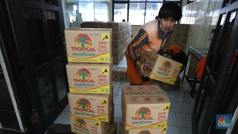 Warga antre untuk mendapatkan minyak goreng kemasan di GOR BRI, Radio Dalam, Jakarta, Senin (7/2/2022). Polsek Kebayoran Baru menggelar oprasi pasar minyak goreng murah mulai tanggal 7-9 Maret 2022. (CNBC Indonesia/ Tri Susilo)