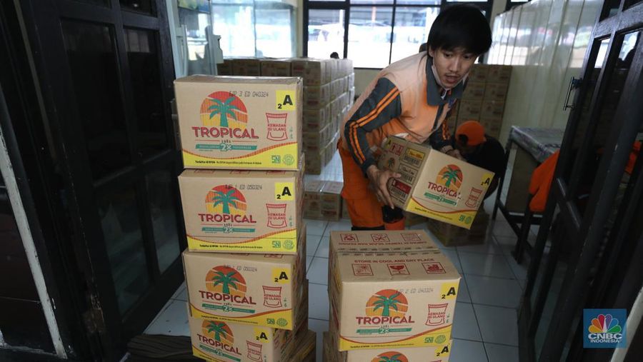 Warga antre untuk mendapatkan minyak goreng kemasan di GOR BRI, Radio Dalam, Jakarta, Senin (7/2/2022). Polsek Kebayoran Baru menggelar oprasi pasar minyak goreng murah mulai tanggal 7-9 Maret 2022. (CNBC Indonesia/ Tri Susilo)