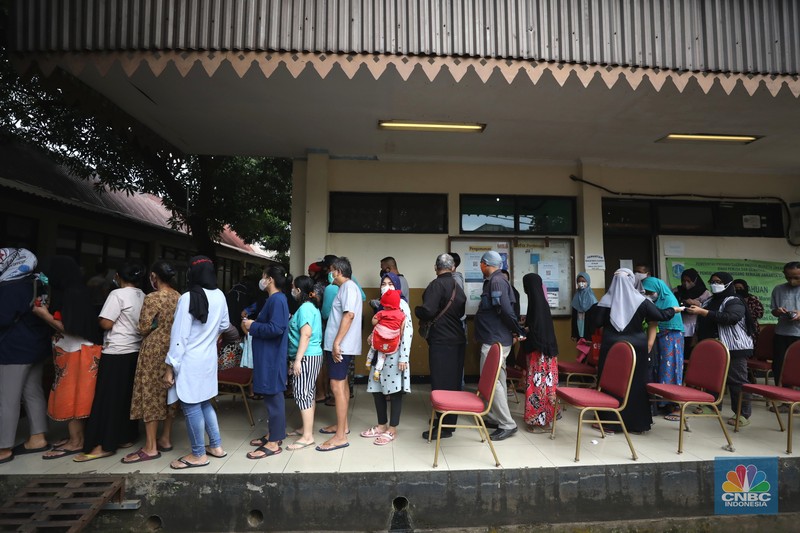 Antrean pembelian Minyak Goreng Warga antre untuk mendapatkan minyak goreng kemasan di GOR BRI, Radio Dalam, Jakarta, Senin (7/2/2022). Polsek Kebayoran Baru menggelar oprasi pasar minyak goreng murah mulai tanggal 7-9 Maret 2022. (CNBC Indonesia/ Tri Susilo)