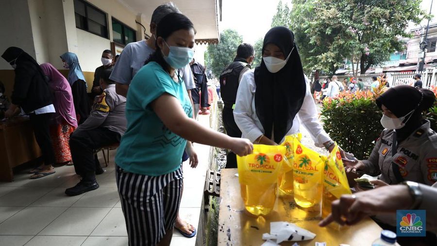 Antrean pembelian Minyak Goreng