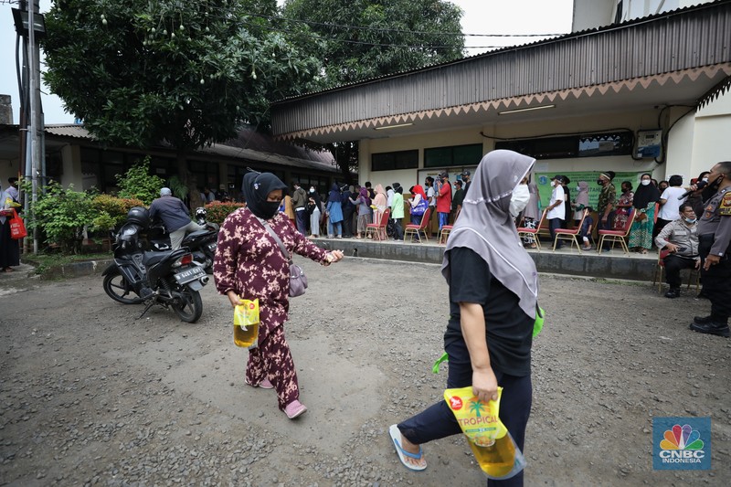 Antrean pembelian Minyak Goreng Warga antre untuk mendapatkan minyak goreng kemasan di GOR BRI, Radio Dalam, Jakarta, Senin (7/2/2022). Polsek Kebayoran Baru menggelar oprasi pasar minyak goreng murah mulai tanggal 7-9 Maret 2022. (CNBC Indonesia/ Tri Susilo)
