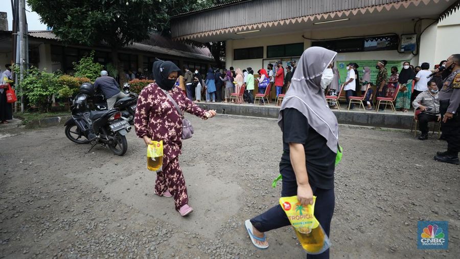 Warga antre untuk mendapatkan minyak goreng kemasan di GOR BRI, Radio Dalam, Jakarta, Senin (7/2/2022). Polsek Kebayoran Baru menggelar oprasi pasar minyak goreng murah mulai tanggal 7-9 Maret 2022. (CNBC Indonesia/ Tri Susilo)