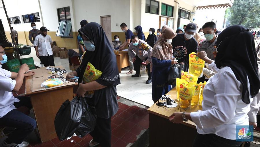 Turn off for: Indonesian
Warga antre untuk mendapatkan minyak goreng kemasan di GOR BRI, Radio Dalam, Jakarta, Senin (7/2/2022). Polsek Kebayoran Baru menggelar oprasi pasar minyak goreng murah mulai tanggal 7-9 Maret 2022. (CNBC Indonesia/ Tri Susilo)