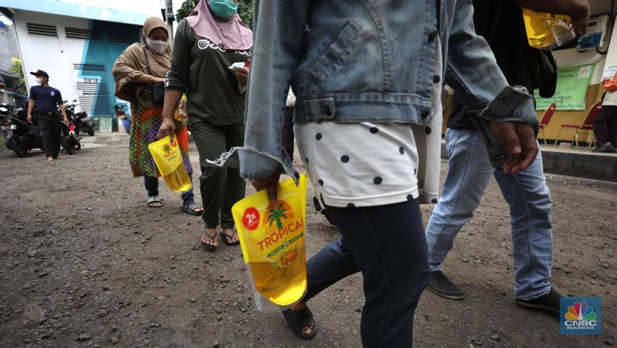 Antrean pembelian Minyak Goreng