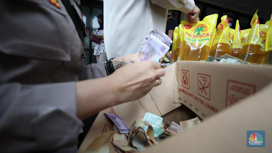 Turn off for: Indonesian
Warga antre untuk mendapatkan minyak goreng kemasan di GOR BRI, Radio Dalam, Jakarta, Senin (7/2/2022). Polsek Kebayoran Baru menggelar oprasi pasar minyak goreng murah mulai tanggal 7-9 Maret 2022. (CNBC Indonesia/ Tri Susilo)